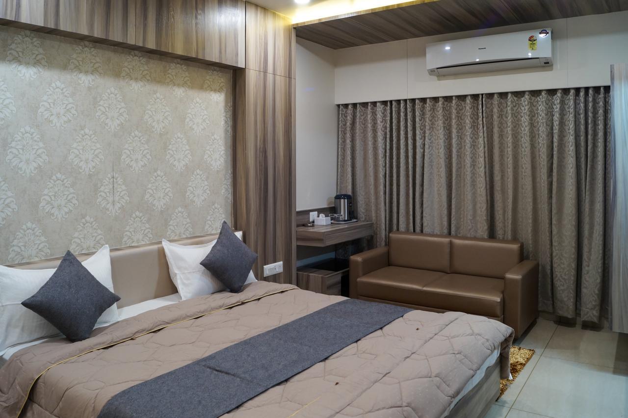 Hotel Midtown Vadodara Exterior photo