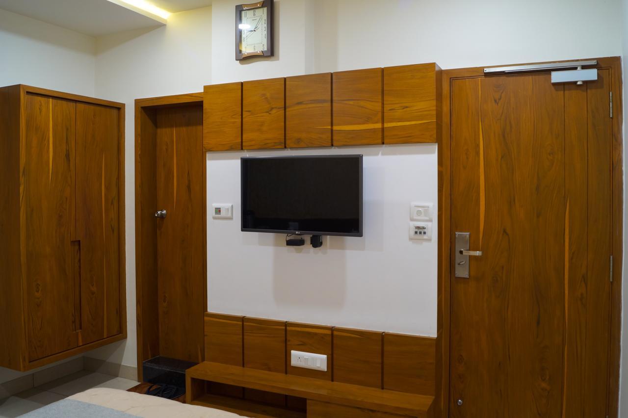 Hotel Midtown Vadodara Exterior photo