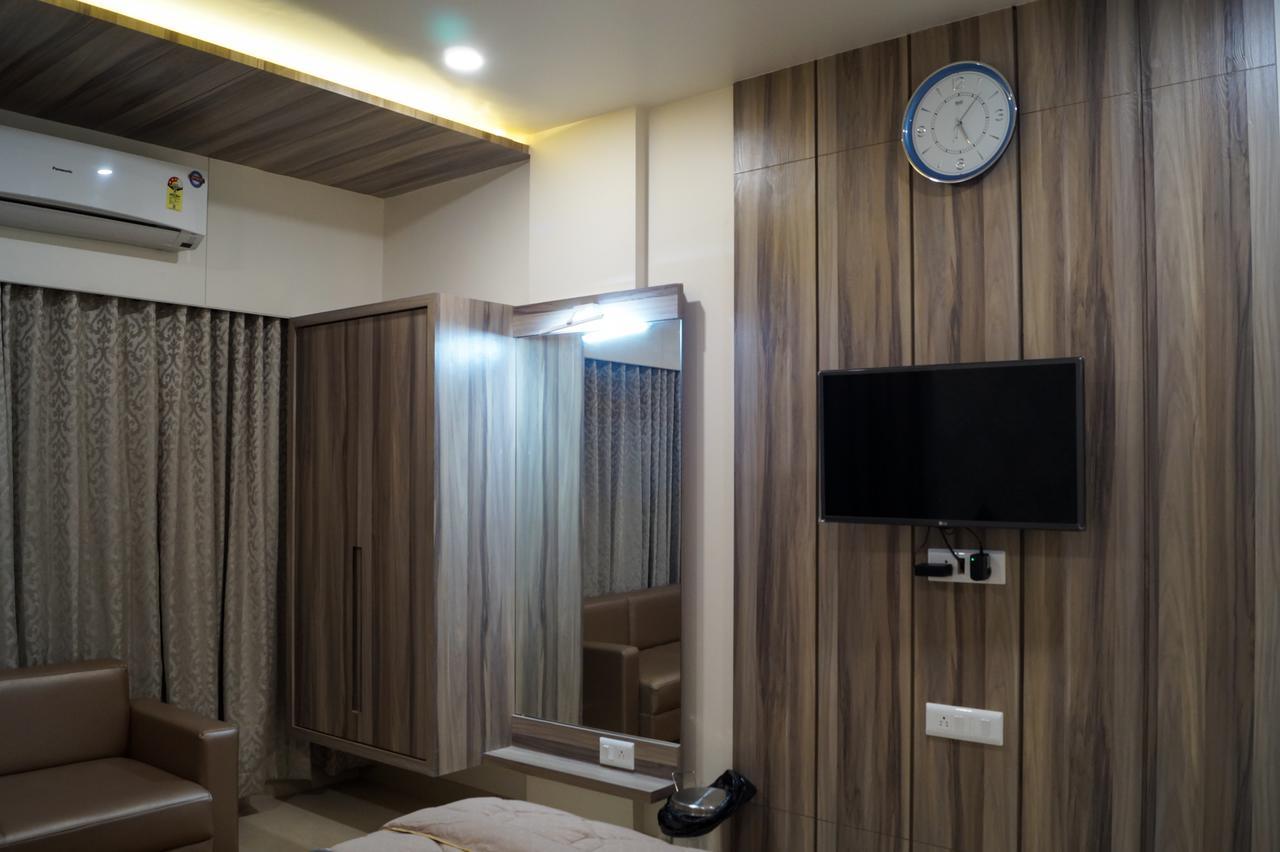 Hotel Midtown Vadodara Exterior photo