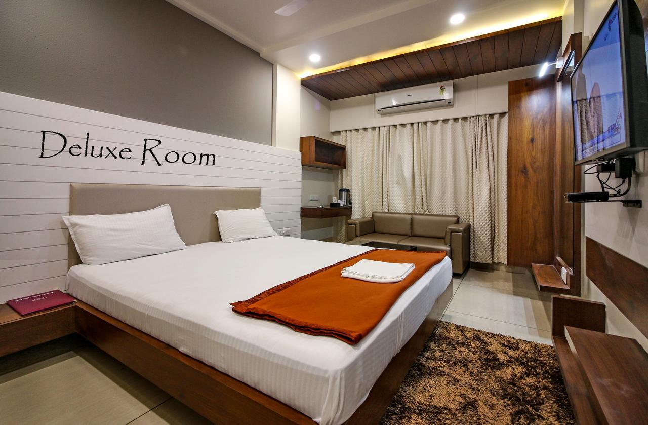 Hotel Midtown Vadodara Exterior photo